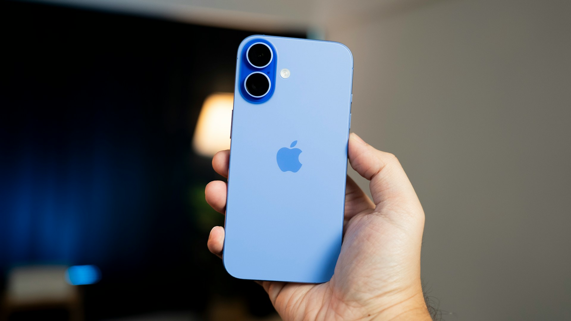 una imagen de un iPhone 16 azul en manos de una persona fuente de imagen: https://unsplash.com/photos/a-person-holding-a-blue-iphone-in-their-hand-FkEfFVrbM3o