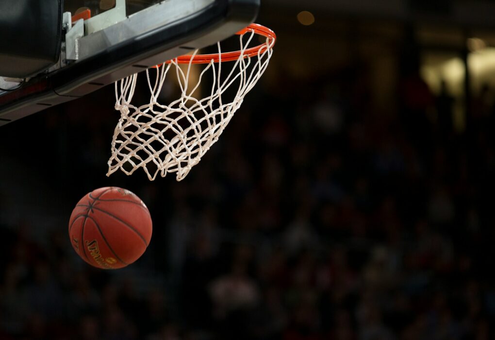 Una pelota de baloncesto cayendo a través de un aro en una cancha de baloncesto para representar la eficiencia de Nikola Jokic fuente de imagen: https://unsplash.com/photos/ball-under-basketball-ring-BfphcCvhl6E