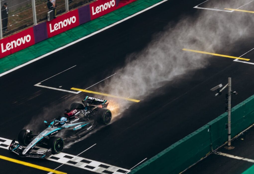 Una imagen de un vehículo de Fórmula 1 cruzando la línea de meta en una pista de carreras