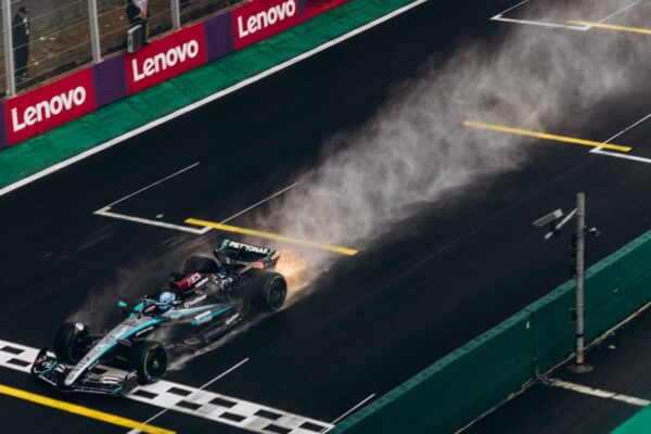 Una imagen de un vehículo de Fórmula 1 cruzando la línea de meta en una pista de carreras